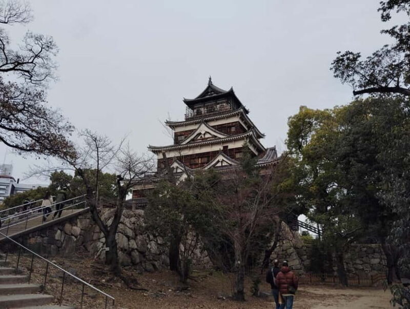Hiroshima Castle 1h guide tour - The Value of a Short Guided Tour