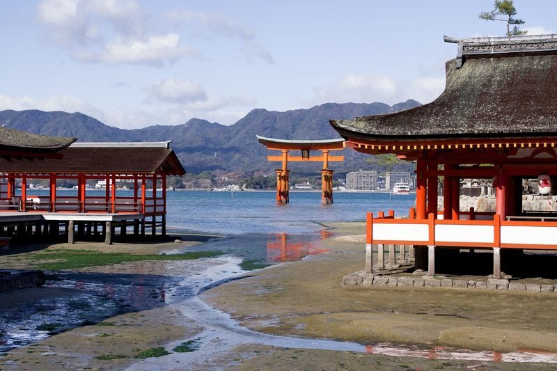 Hiroshima & Miyajima with Ferry and optional bullet train - What the guides add, and what bilingual means in practice