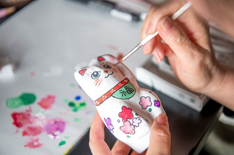 Hiroshima Onomichi: Maneki-neko Painting (Tenugui Included) - Painting a lucky cat beside an Onomichi temple