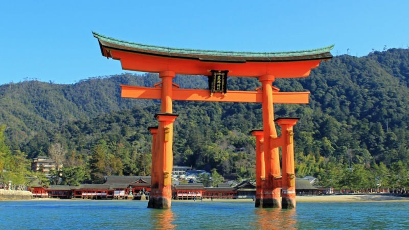 Hiroshima Peace Memorial Museum & Miyajima Itsukushima Shrine One-day Bus Tour - Hiroshima’s history, then a day on Miyajima