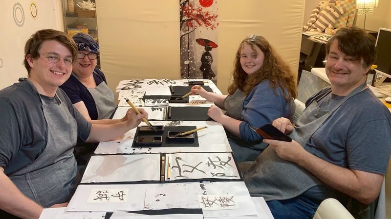 Hiroshima Private Calligraphy Experience (Kanji and Japanese Culture Experience) - A brush-and-ink break in central Hiroshima