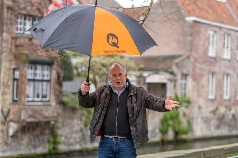 Historical walk in Bruges with local guide. Praline included - Key Points
