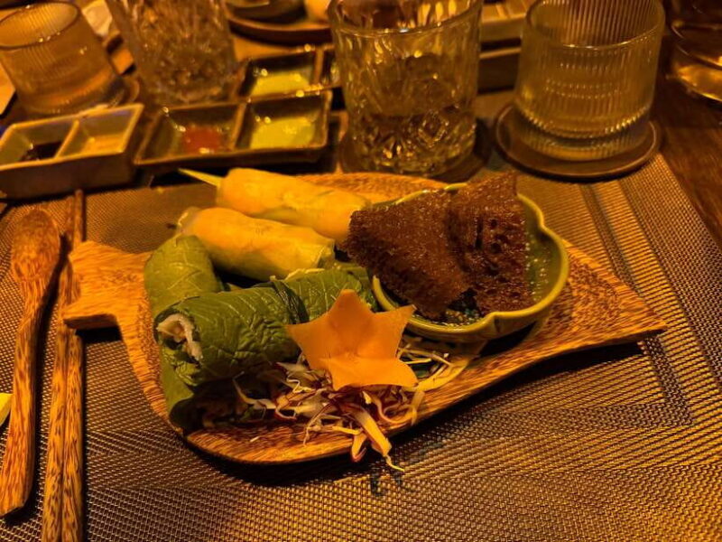 Ho Chi Minh City Sightseeing Tour With Live Music Chao Show - The Evening: Vietnamese Dinner and the Vibrant Chào Show