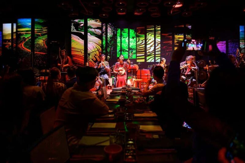 Ho Chi Minh: Open-Top Bus Tour, Chào Show & Dinner - Key Points