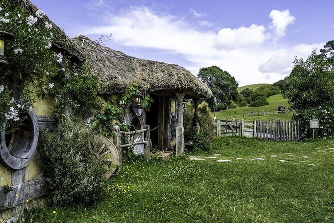 Hobbiton Movie Set and Waitomo Caves Exclusive (1-6 traveler) - Explore Middle-earth with Hobbiton