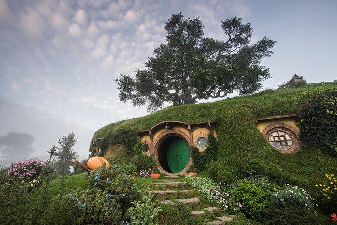 Hobbiton Movie Set Banquet Experience Private Tour From Auckland - Key Points