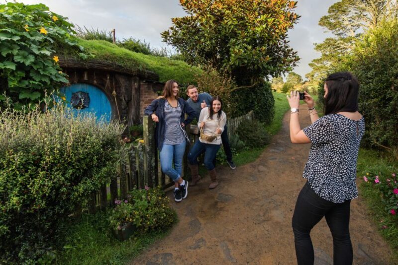 Hobbiton Movie Set & Rotorua Premium Day Tour from Auckland - A Full-Day Adventure through Middle-earth and Maori Land