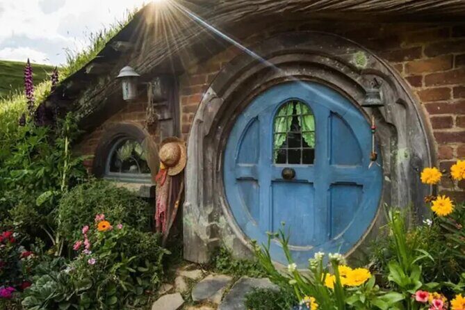 Hobbiton, Waitomo Caves, Blue Spring & Hamilton Garden Day trip - Key Points