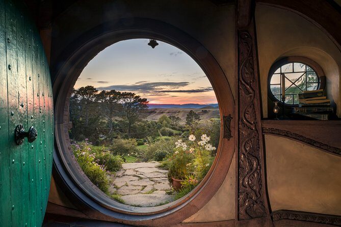 Hobbiton & Waitomo Caves Guided Tour from Auckland with Lunch - A Detailed Look at the Tour Experience