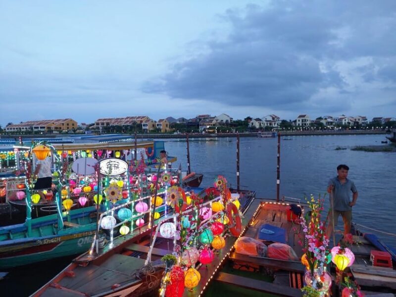 Hoi An Boat Lantern With Release Flower Hoai River At Night - Practical Tips for Travelers