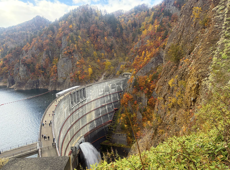 Hokkaido Autumn Foliage Day Trip: Jozankei & Hoheikyo Dam & Showa-shinzan Bear Ranch & Mount Yotei Spring Water Park (Departing from Sapporo) - Autumn scenery, with several stops in one day