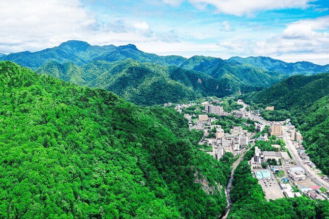 Hokkaido Day Tour: Lake Toya, Noboribetsu and Mount Usu - An In-Depth Look at the Hokkaido Day Tour