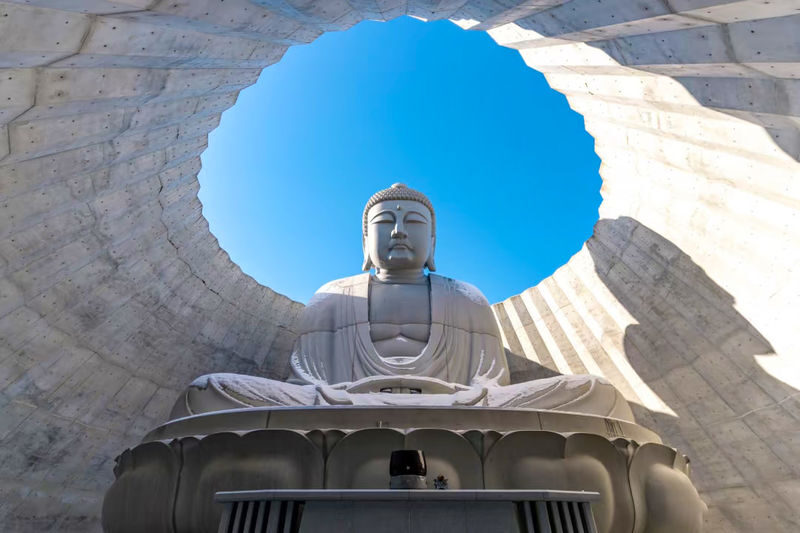 Hokkaido Hill Buddha, Noboribetsu Jigokudani, and Lake Toya Small Group Tour | Departing from Sapporo | Driver-Guide Service with Optional Hotel Pickup and Drop-off - Lake Toya rewards a slower look