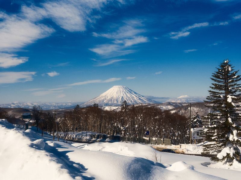 Hokkaido Noboribetsu Jigokudani (Hell Valley) + Showa Shinzan + Lake Toya Day Trip (Sapporo/Lake Toya Departure) - Why this route makes sense from Sapporo