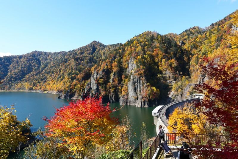 Hokkaido One-Day Tour: Hoheikyo Gorge, Jozankei, Lake Toya, Showa Shinzan, and Mount Yotei Spring Water Park (Departing from Sapporo) - Showa Shinzan and the Usuzan Ropeway