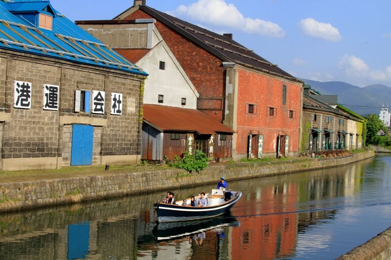 Hokkaido: Otaru Canal Cruise and Seal Engraving Experience - A craft first, then a canal cruise