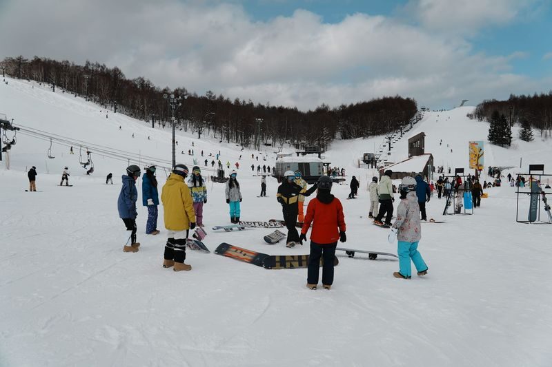 Hokkaido Sapporo Teine Ski Resort | One-Day Skiing/Snowboarding Tour, Chinese Instruction (Includes Shuttle Bus, Ski Equipment, Chinese Ski Instructor) - Lunch, a lift ride and the afternoon session