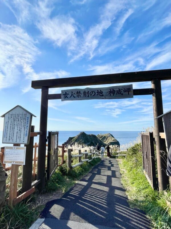 Hokkaido: Shakotan Sea Urchin & Yoichi Whisky Distillery 1-Day Tour - A shopping stop before returning to Sapporo