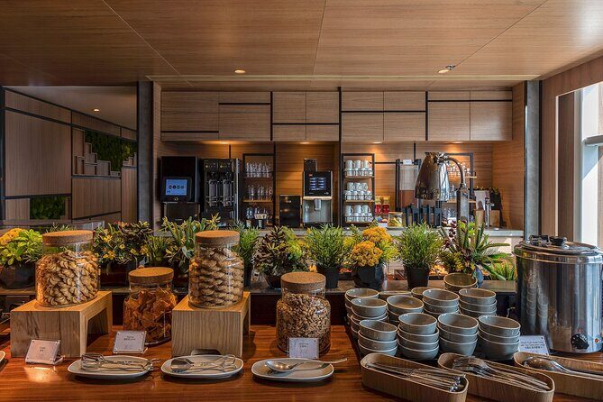 Hong Kong International Airport Plaza Premium Lounge - Hong Kong International Airport Plaza Premium Lounge: A Practical Oasis for Travelers