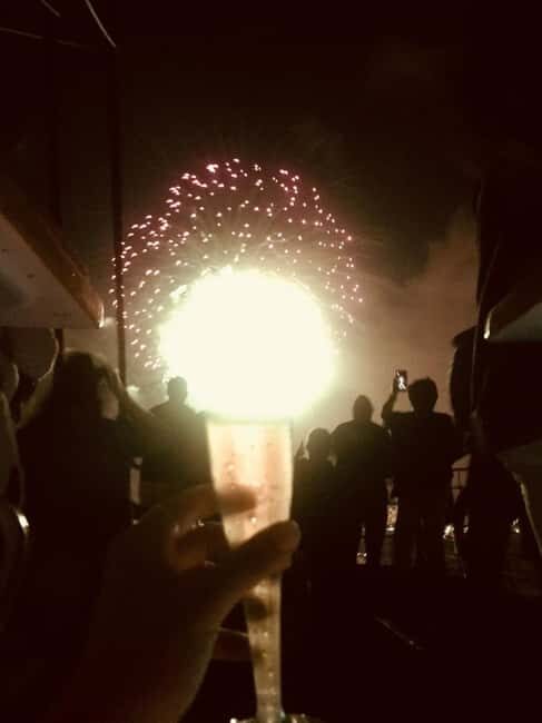 Honolulu: 1-Hour Friday Night Fireworks Cruise with Drinks - FAQ