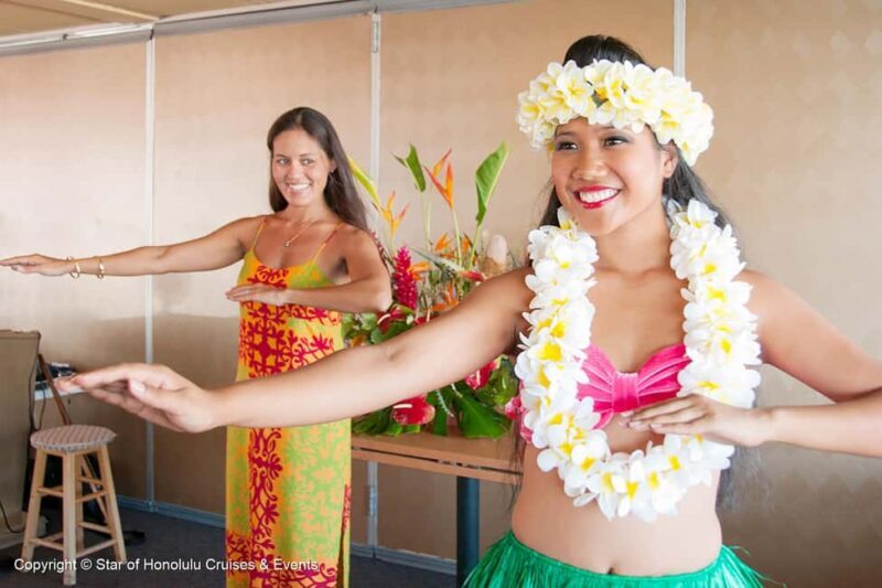 Honolulu: Pacific Star Sunset Buffet and Show - A Deep Dive into the Experience