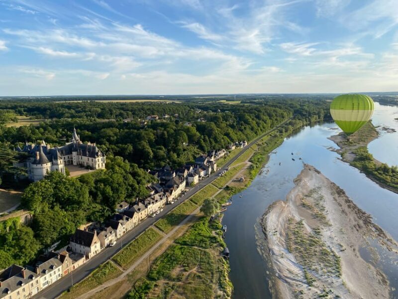 Hot air balloon flight:Chambord, Chenonceau,Cheverny,Blois - A Closer Look at the Hot Air Balloon Experience