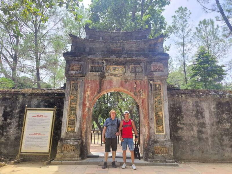 Hue: Royal Tombs, Pagoda, Perfume River by Dragon Boat & Car - FAQ