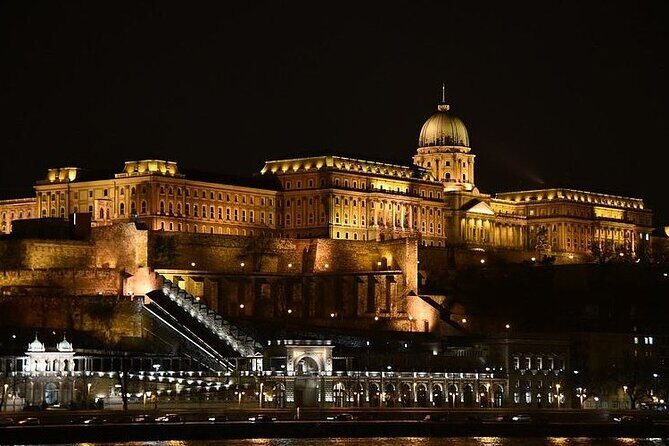 Hungarian History Walking Tour with food tasting - Key Points