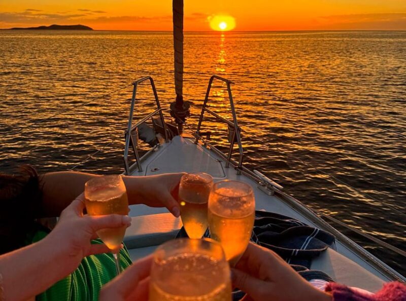 Ibiza: Sunset boat trip with appetizers, only up to 6 guests - Ibiza: Sunset boat trip with appetizers, only up to 6 guests