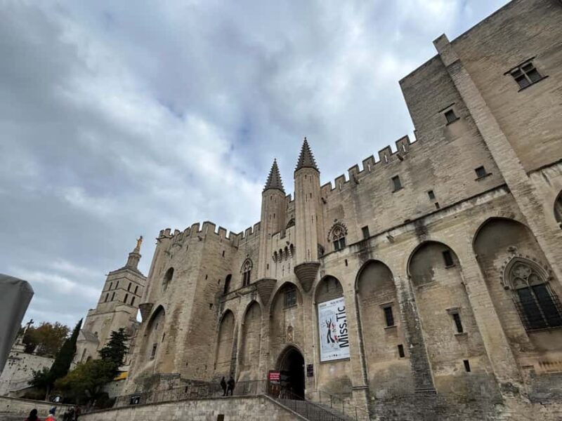 Immortalize your Souvenir d'Avignon as a button - Key Points