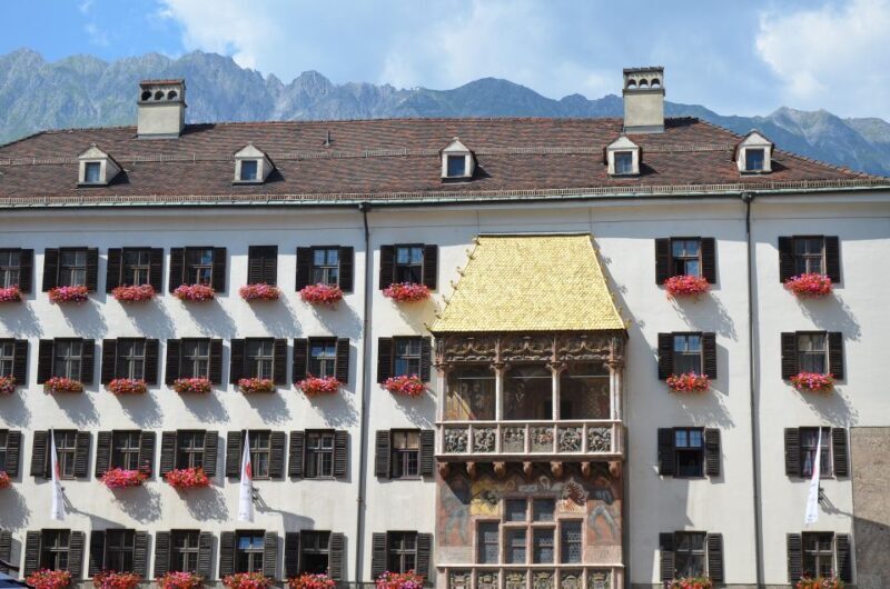 Innsbruck: Express Walk with a Local in 60 minutes - Starting Point: Helbling Haus