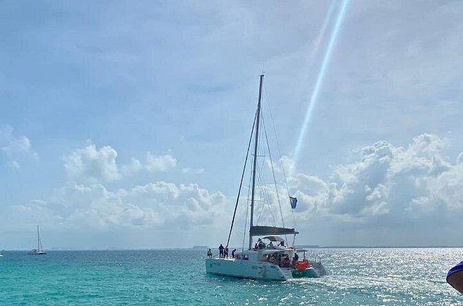 Isla Mujeres on luxury catamaran with snorkel, open bar and lunch - FAQ