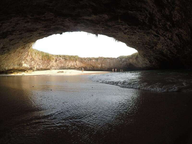 Islas Marietas National Park + Snorkeling at Los Arcos de Mismaloya - Food, Drinks, and Atmosphere