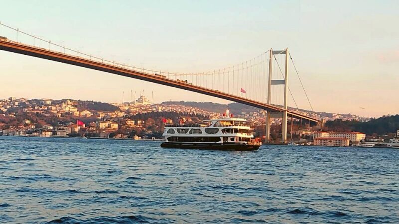 Istanbul: Bosphorus Dinner Cruise with Drinks & Turkish Show - Key Points
