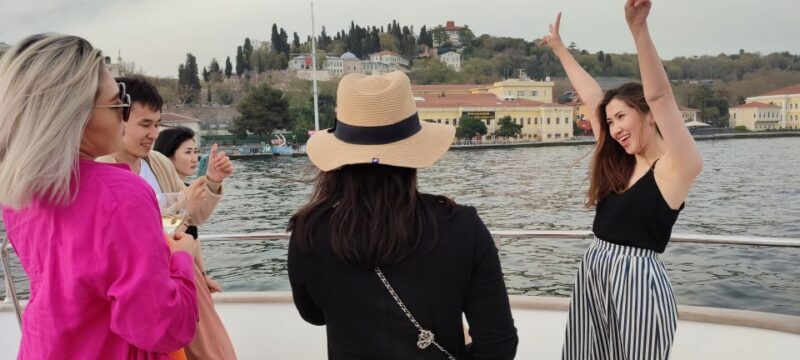 Istanbul: Bosphorus Sunset Cruise on Yacht with Live Guide - The Quality and Comfort of the Yacht