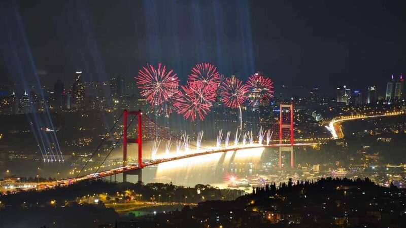 Istanbul: New Year's Eve Bosphorus Cruise with Fireworks - Who Will Love This?