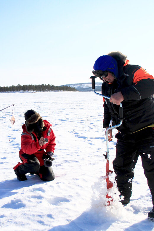 Ivalo: Ice Fishing Tour to Lake Inari, Reindeers & Lunch - Key Points