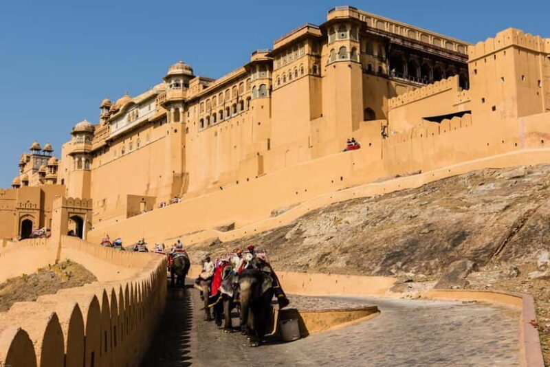 Jaipur: Amber Fort Private Tour with Skip-the-Line Entry - The Setting and Arrival