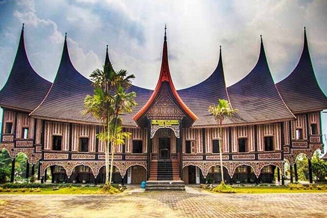 Jakarta: Miniature Park, National Museum & Traditional House Tour - An In-Depth Look at the Jakarta: Miniature Park, Museum & Landmark Tour