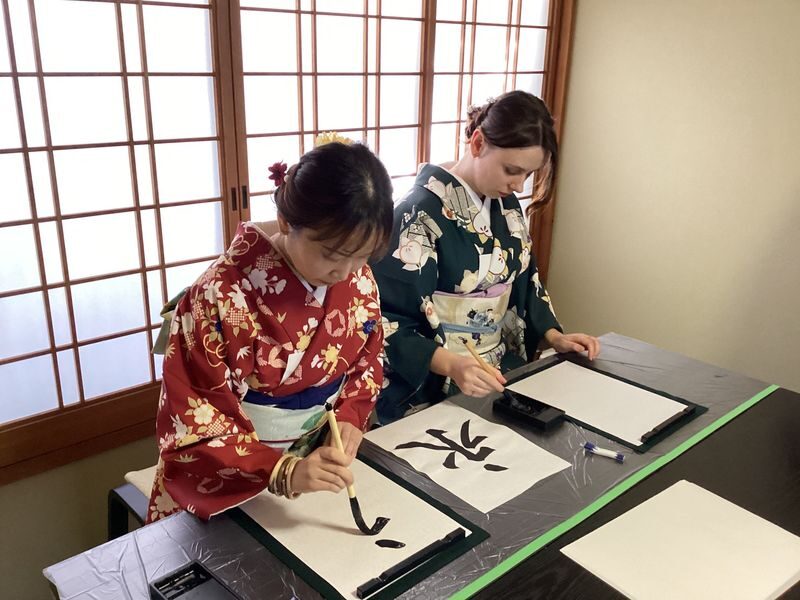 Japanese Calligraphy Class in Ninenzaka (Kyoto) - Starting with brush, ink, and intention