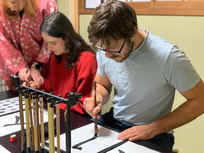 Japanese Calligraphy Class in Ninenzaka (Kyoto) - Practicing the strokes before writing kanji