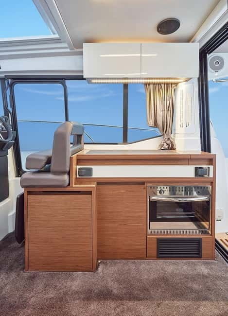 Jeanneau NC33- 4 hour Luxury Yacht Charter Blue Lagoon - Key Points