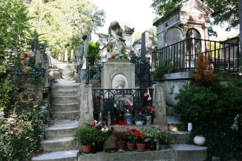 Join a small group tour of the Père Lachaise cemetery in Italian - Key Points
