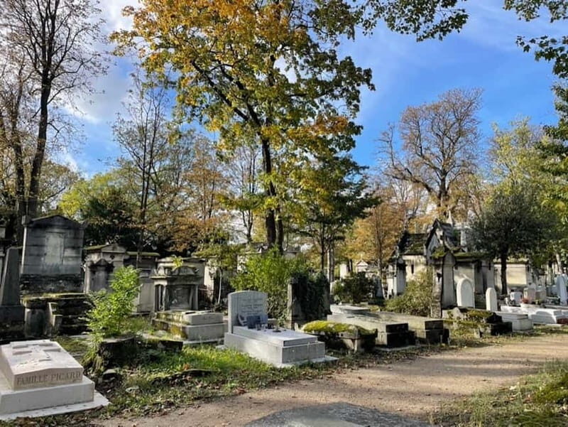 Join a small group tour of the Père Lachaise cemetery in Italian - An In-Depth Look at the Père Lachaise Cemetery Tour