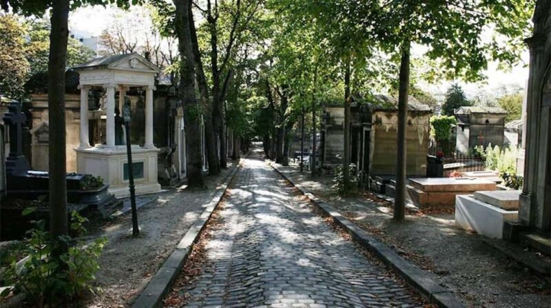 Join a small group tour of the Père Lachaise cemetery in Italian - FAQ