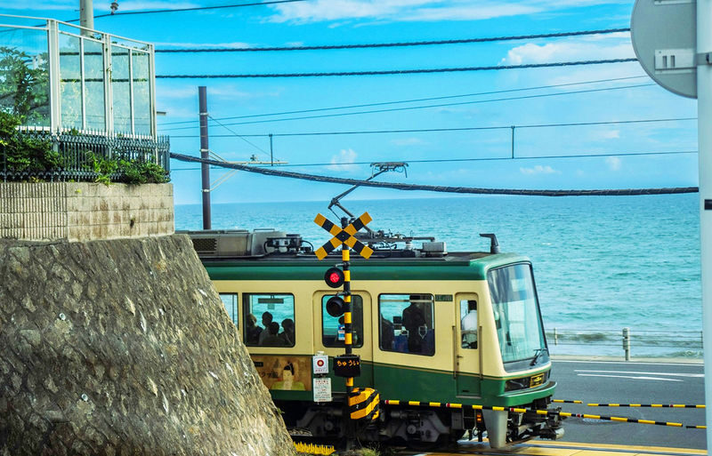 Kamakura Daibutsu & Enoden & Kamakura High School & Enoshima & Tsurugaoka Hachimangu One-Day Tour - Riding the Enoden toward the coast