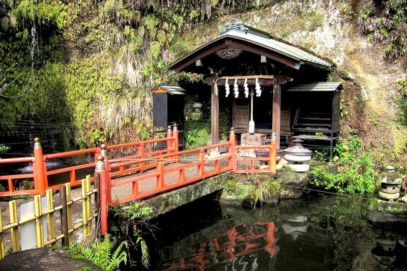 Kamakura & Enoshima Island Full-Day Private Tour - Washing coins at Zeniarai Benten Shrine