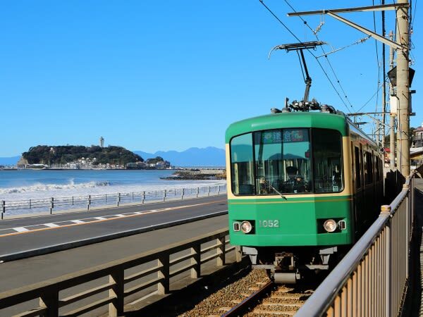 Kamakura Shonan Sea Breeze Ancient Capital and Slam Dunk Pilgrimage | Kamakura Great Buddha, Hachimangu, Enoshima (Free Enoden Experience) - Riding the Enoden along the Shonan coast