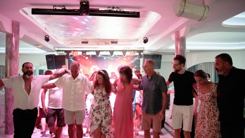 Kamari: Greek Show, Buffet Dinner, and Drinks at Dimitris - Who is This Tour Best For?