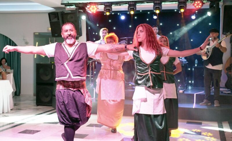 Kamari: Greek Show, Buffet Dinner, and Drinks at Dimitris - FAQ